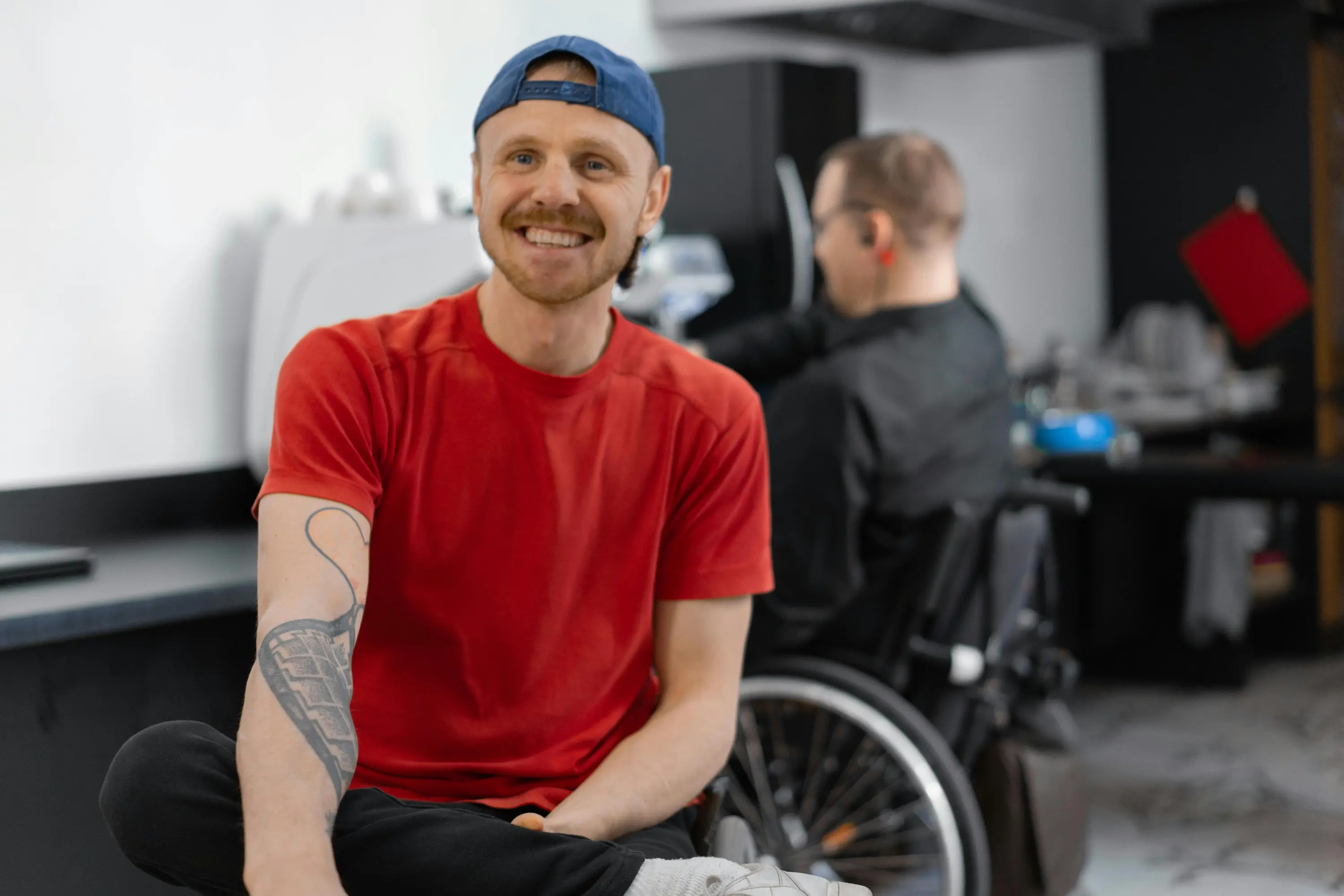 Collaborateurs en situation de handicap travaillant ensemble dans une entreprise inclusive